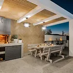 Villa Vatia 3 *